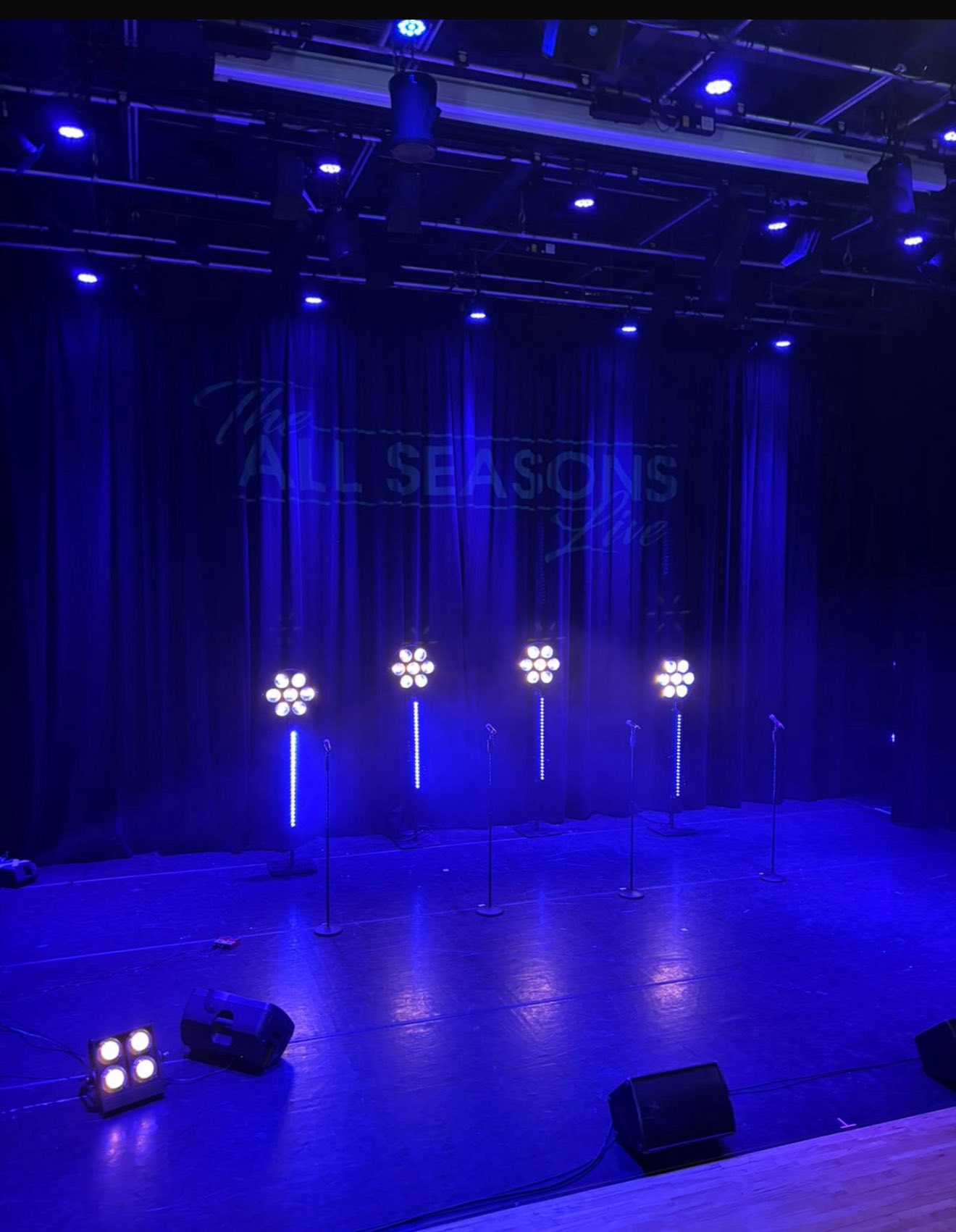 Concert stage lighting rig